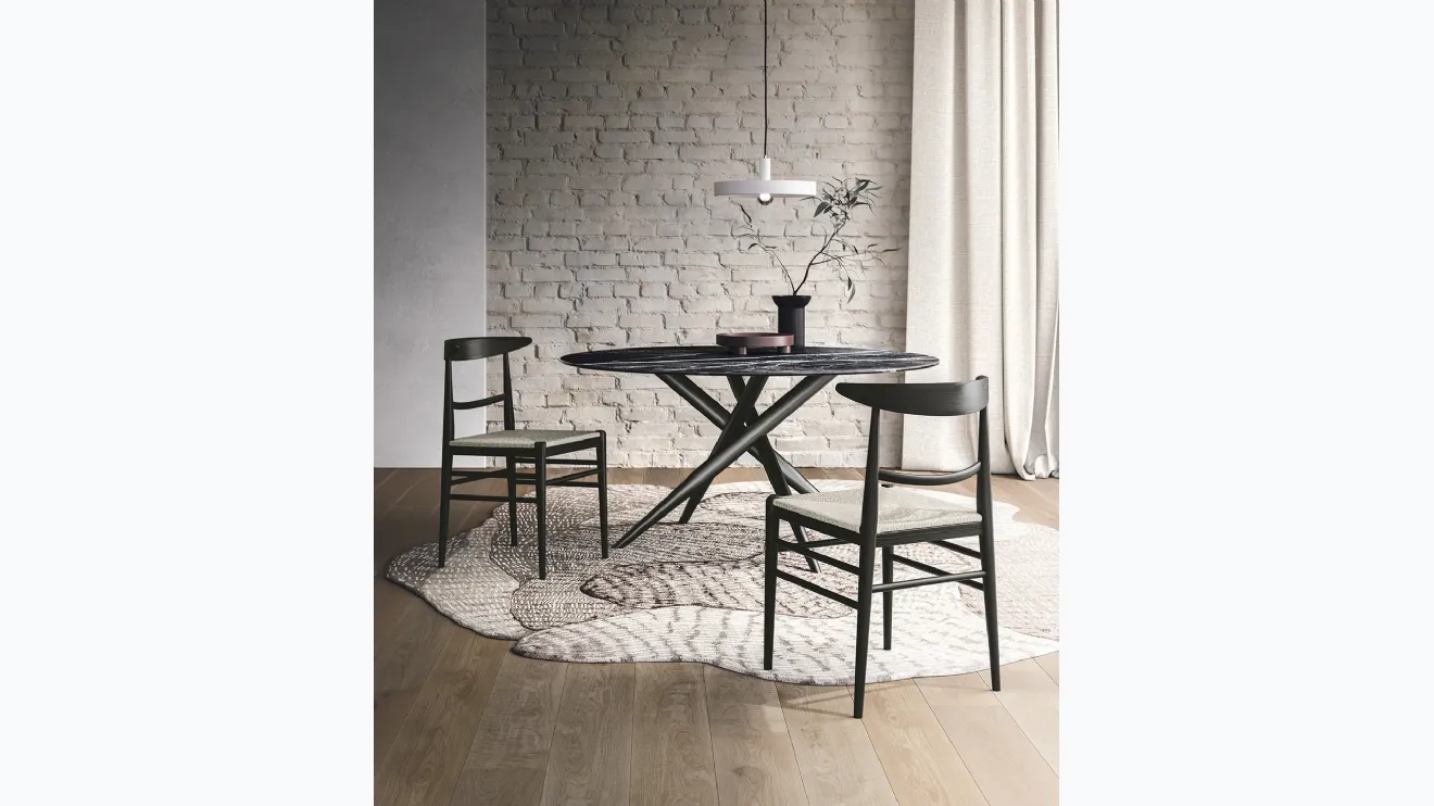 Chaise en frêne teinté au charbon avec assise en paille Louis de Sedit