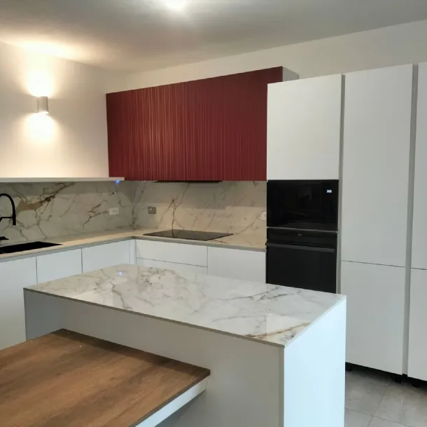 Cuisine Binova avec îlot et table.