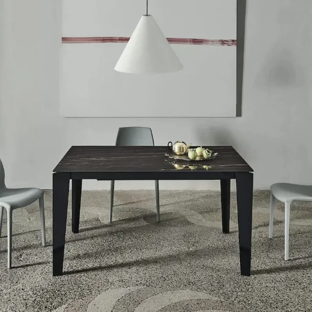 Table extensible Cruz XXL avec plateau en SuperMarmo et base en acier laqué de Bontempi.