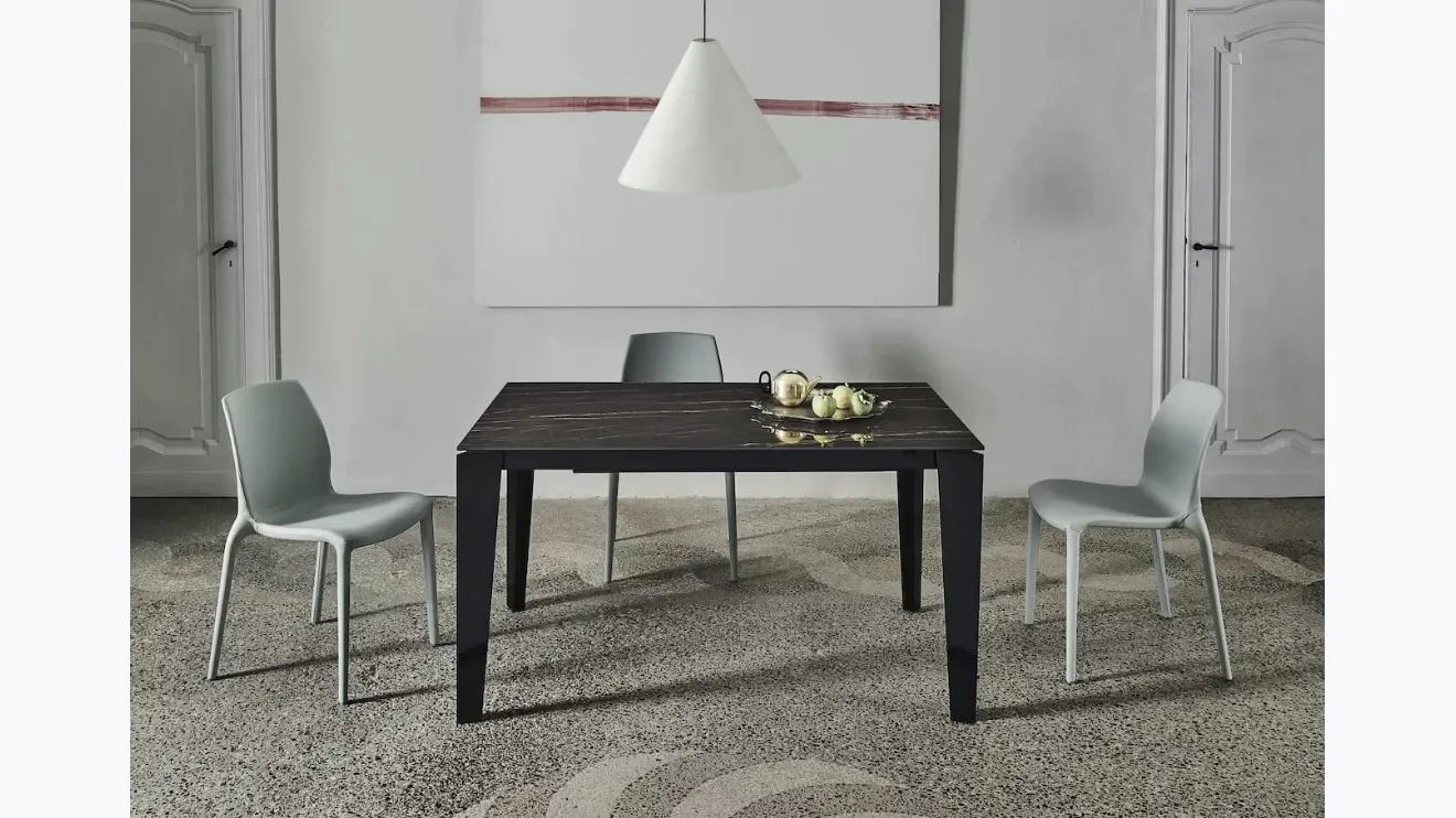Table extensible Cruz XXL avec plateau en SuperMarmo et base en acier laqué de Bontempi.