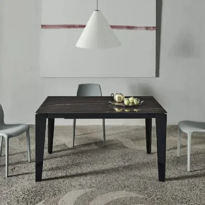 Table extensible Cruz XXL avec plateau en SuperMarmo et base en acier laqué de Bontempi.
