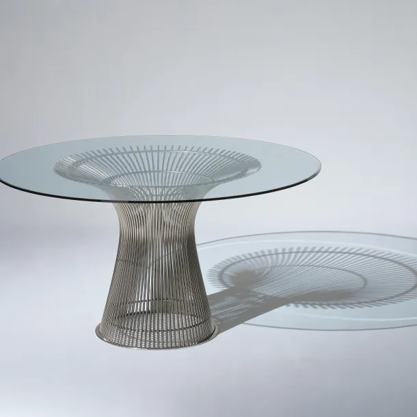 Table d'excellence avec dessus en verre et base en métal de Sigerico.