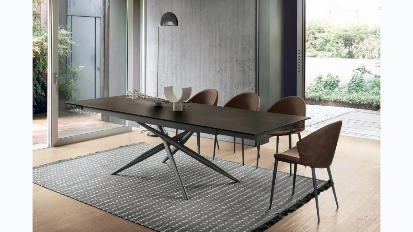 Table extensible Tiffany finition matériau à la chaux foncée de Sedit.