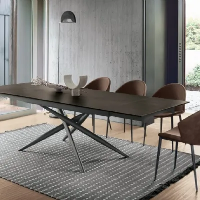 Table extensible Tiffany finition matériau à la chaux foncée de Sedit.